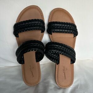 Universal Thread‎ Black and Tan Sandals